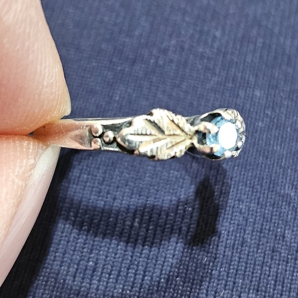 Vintage Sterling Silver and Blue Topaz Leaf Ring - Picture 6 of 9